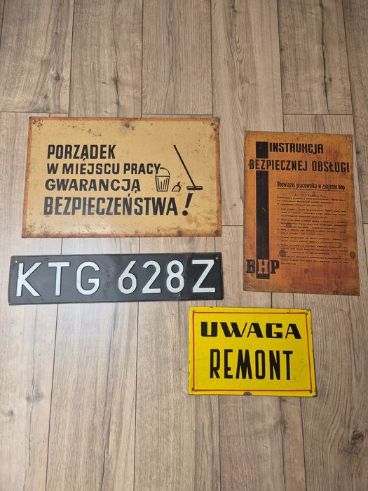 Stare tablice metalowe, stara tablica rejestracyjna.