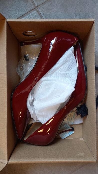 Лаковані туфлі на підборах