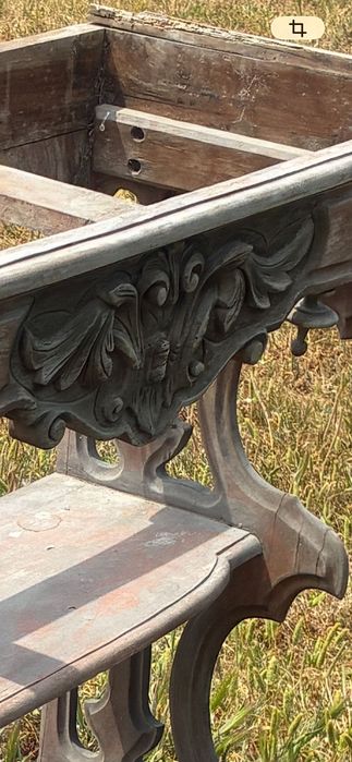 Mesa de madeira esculpida à mão
