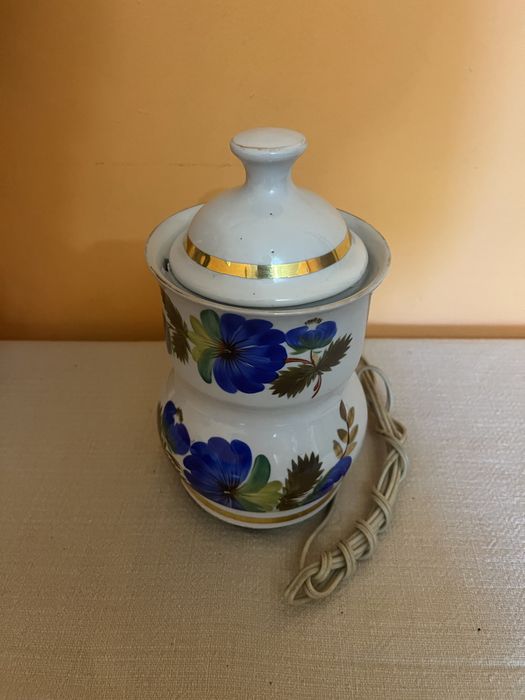 Красивая винтажная фарфоровая кофемолка