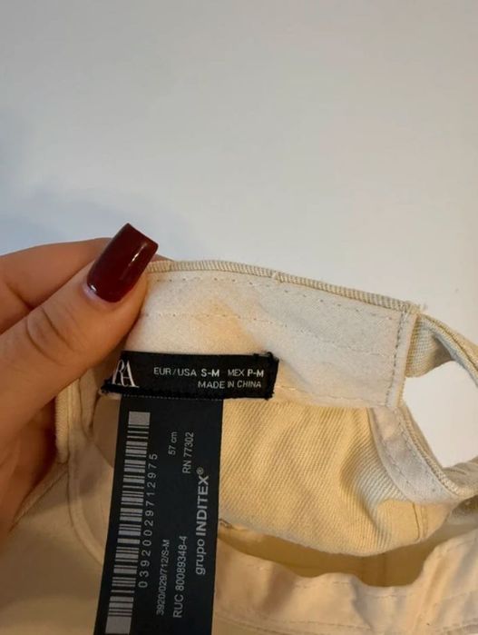 Kremowa czapka z daszkiem | Zara