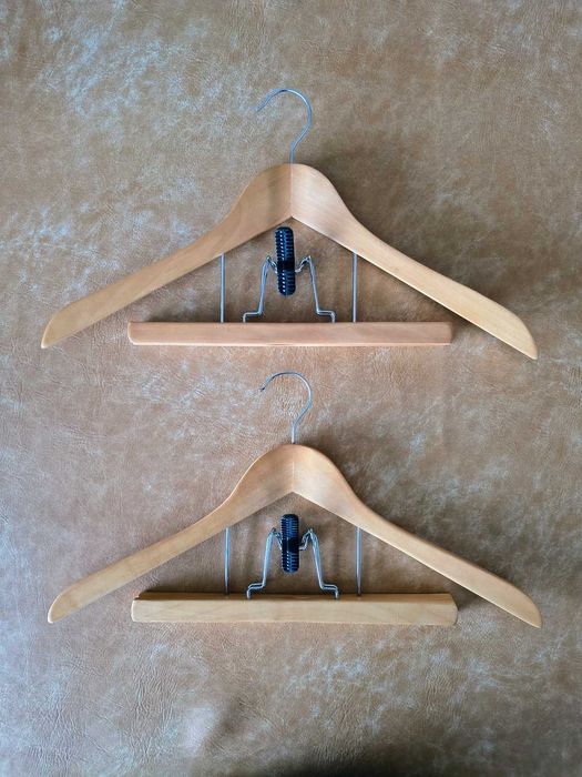 Conjunto de 2 cabides de madeira para fatos com mola