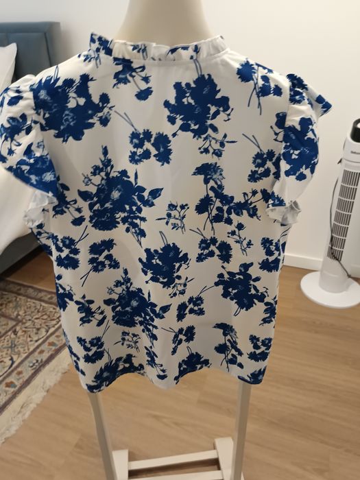 Camisola floral azul e branca L