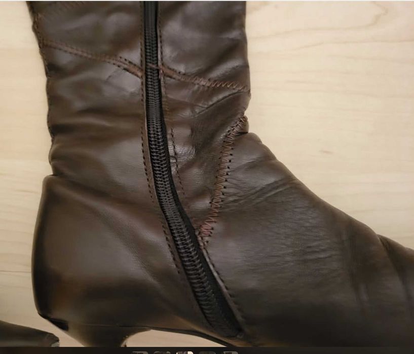 Botas de cano alto castanhas, em pele, tamanho 34