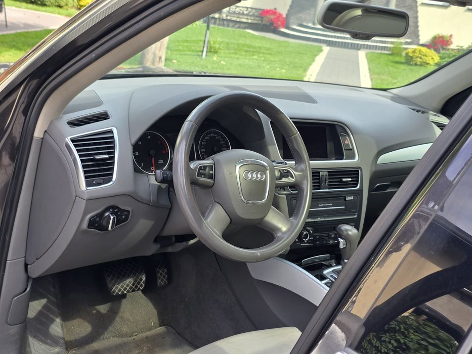 Deska rozdzielcza kokpit Audi Q5 8R jasna szara