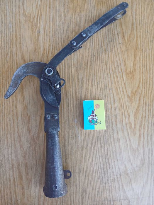 Секатор  садовый  высотный