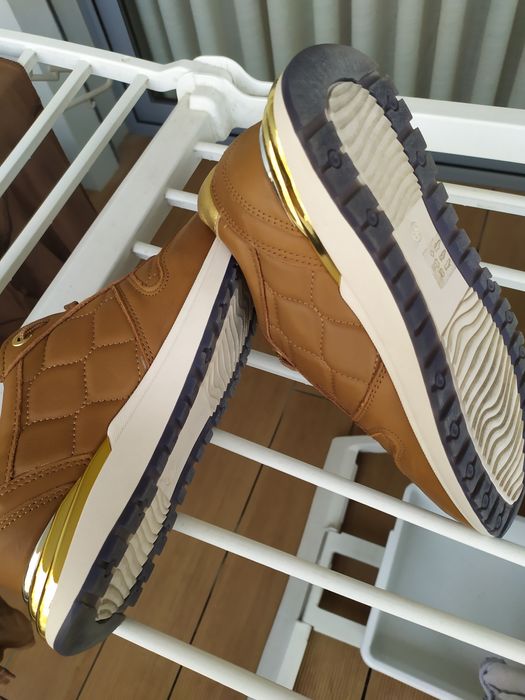 Sapatilhas em pele 38 (20€ os 2 pares)