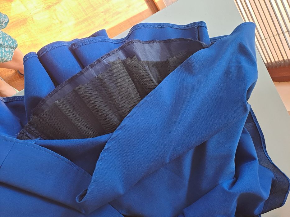 Piękna chabrowa sukienka