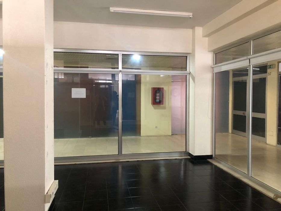 Arrenda-se  loja na Rua Professor Bento de Jesus Caraça, 43