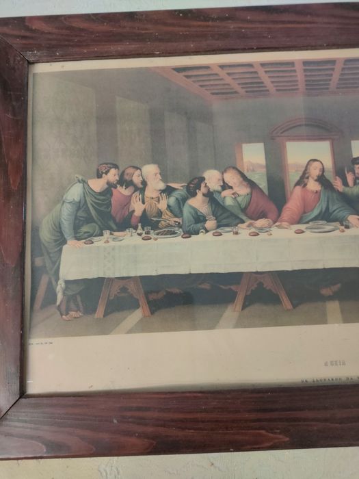 Molduras antigas com temas religiosos.