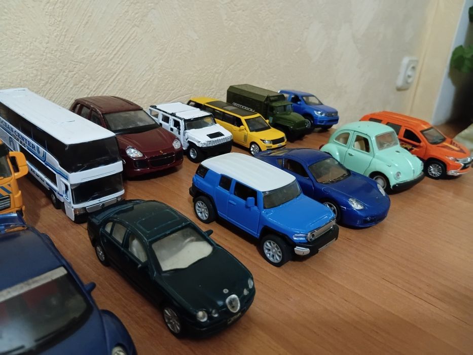 Металеві моделі машинок, колекційні  kinsmart 1/38, 1/36, 1/34