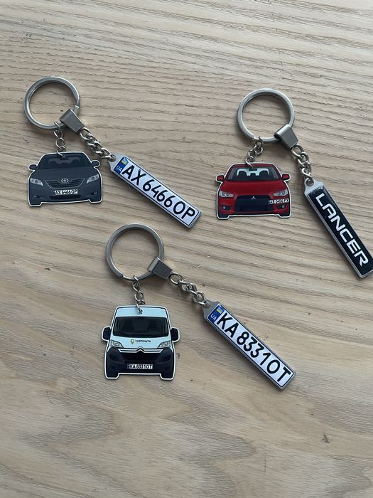 Брелки. Брелок з номером та моделькою авто. Брелок авто