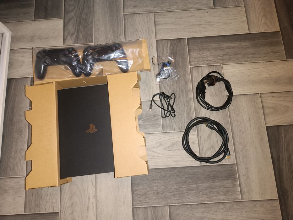 Консоль Sony PlayStation 4 Pro 1TB Black + Два геймпада