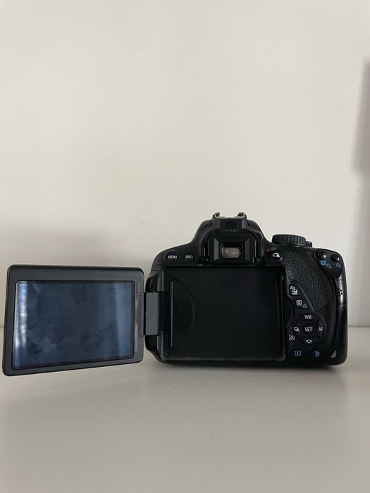 Canon 650D + Lente 18-55mm IS II + Cartão 128GB + 2 Baterias