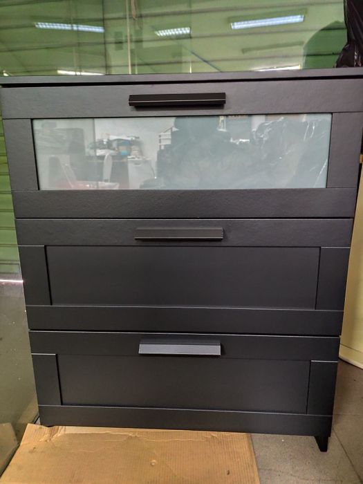 Cómoda preta com vidro