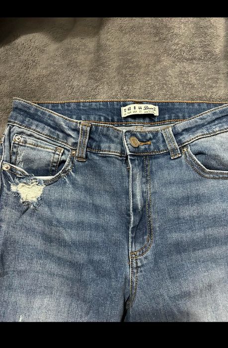 Jeansy z przetarciami