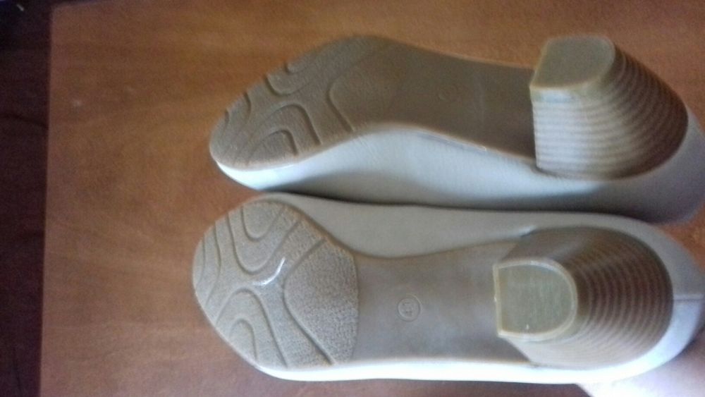 Beżowe nowe buty r.40
