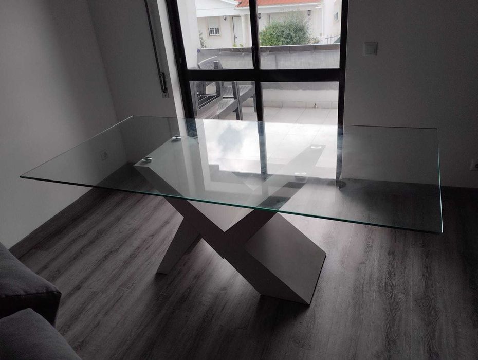 Mesa com tampo de vidro e 4 cadeiras