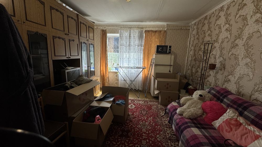 Продаж 2-х кім квартири , по вулиці В. Ковалівка , поверх 6/9 , квартира не кутова ,квартира житлова ( під ремонт) .