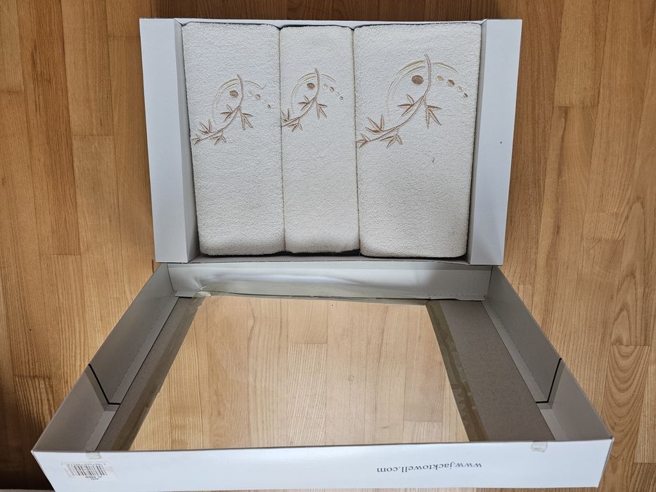 Komplet nowych bawełnianych z haftem ręczników marki Jacktowell