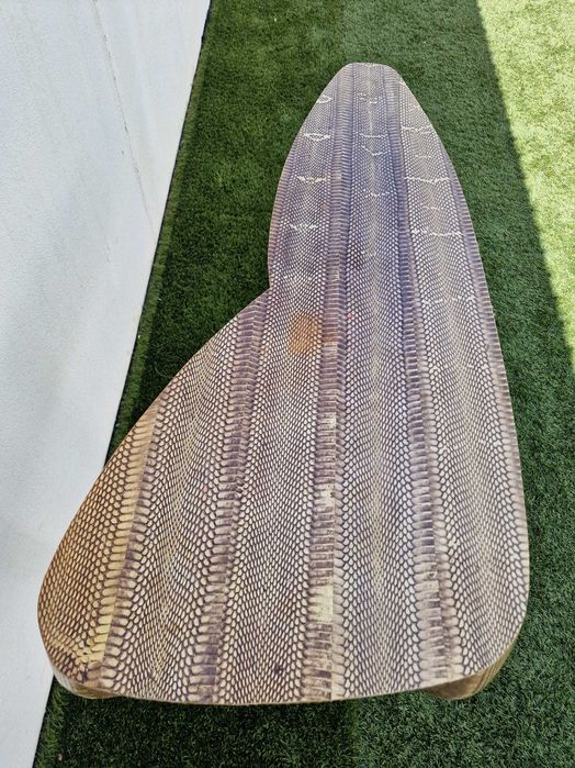 Conjunto de mesa e cadeira de madeira e pele da marca R&Y8 Augousti