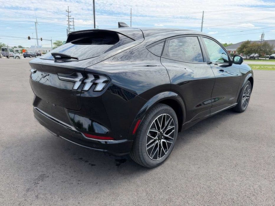 Ford Mustang Mach-E Premium      2024