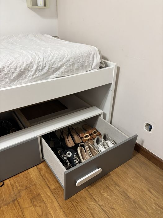 Cama individual com gavetão e gavetas de arrumação - Como nova!
