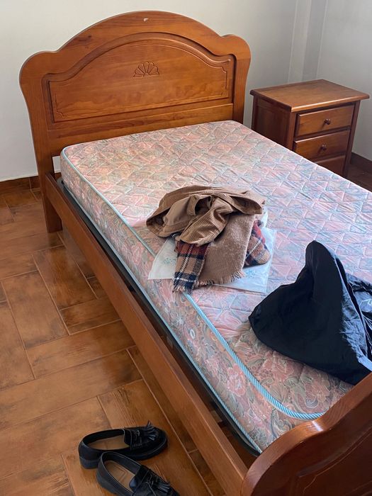 Mesa de cabeceira de madeira