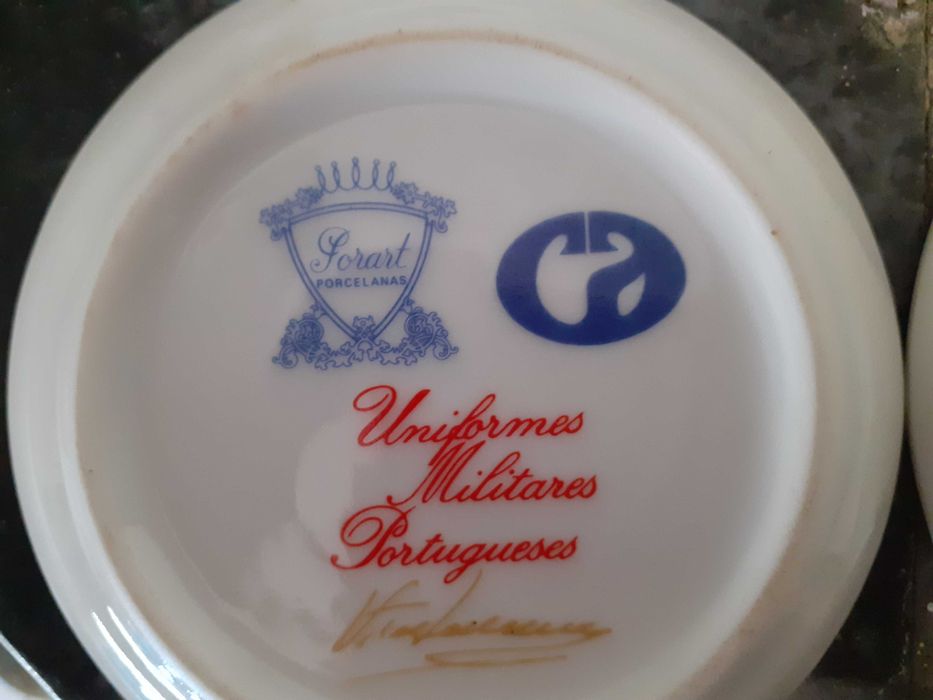 Pratos de coleção "Uniformes Militares Portugueses"