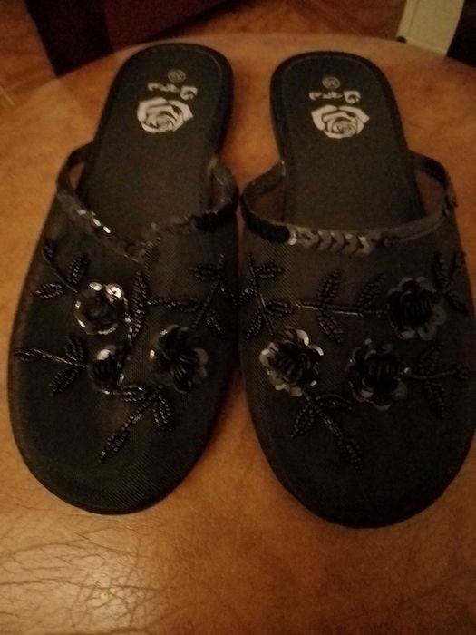 Chinelos numero 35 de quarto pretos bonitos