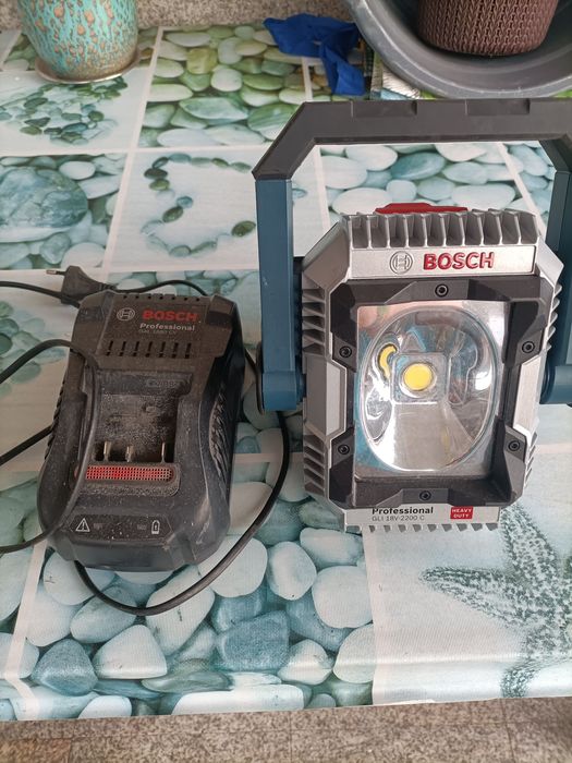 Foco led  Bosch sem bataria  mas com carregador