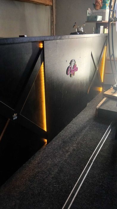 Дивани та столи у кафе