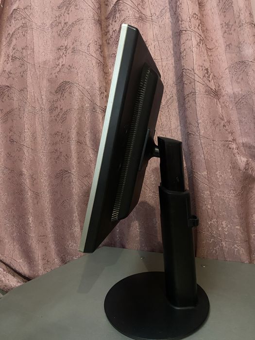 Монітор LG L1942P 19″ 5:4, pivot/портрет, DVI/VGA
