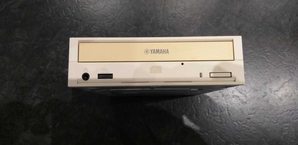 YAMAHA CRW F1 CDRW nagrywarka, bardzo dobry stan