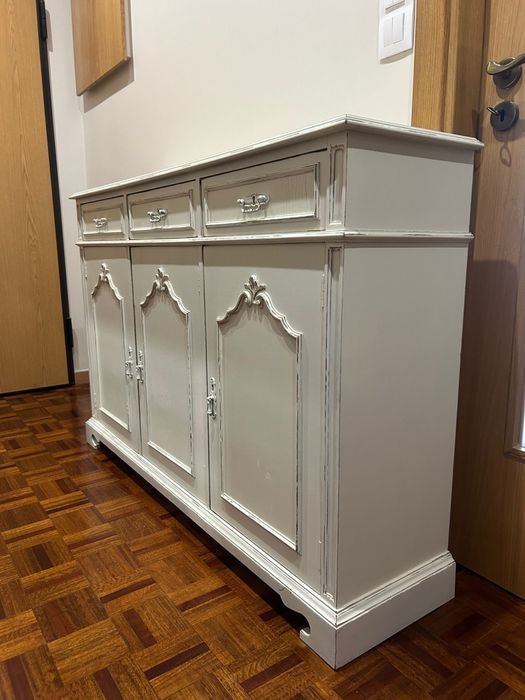 Sapateira/aparador em estilo decapê
