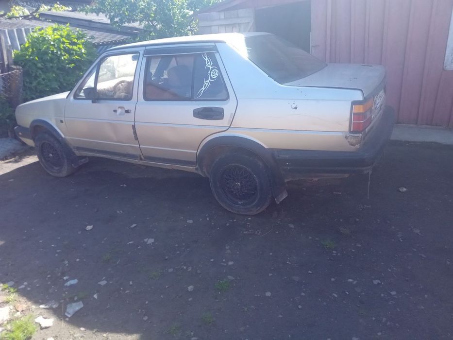 Дві машини Volkswagen Jetta