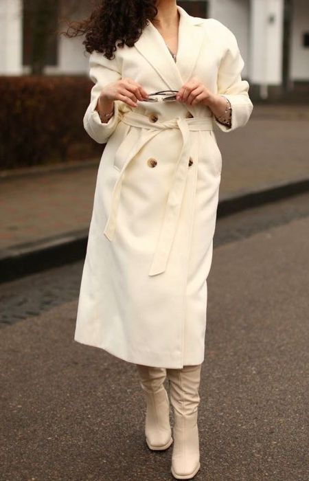 Белое молочное осеннее пальто макси