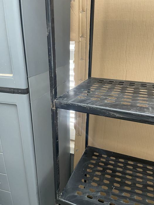 Estantes  de rua com narcas de uso