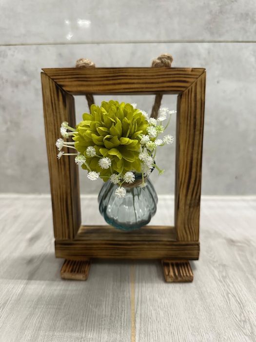 Drewniana ramka z wiszącym wazonikiem