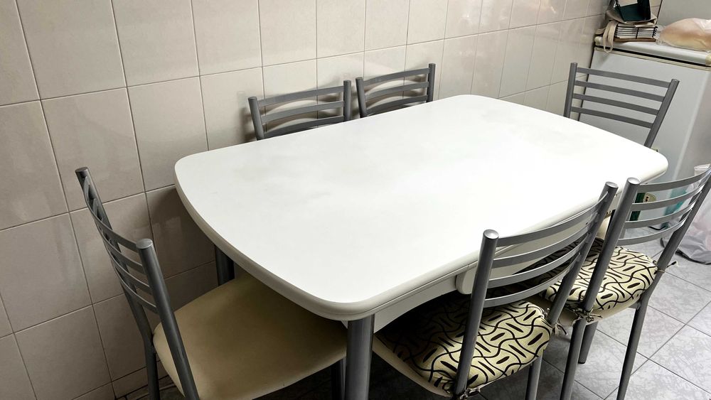 Mesa de cozinha com cadeiras