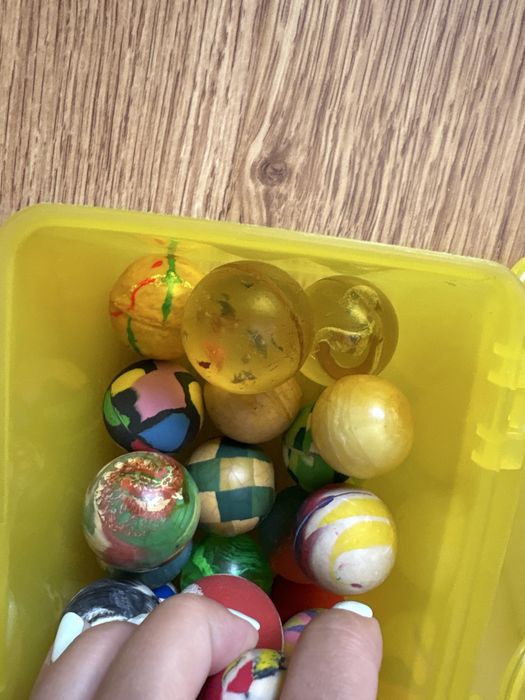 Caixa com 27 bolas pinchonas