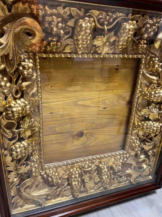 Великий кіот з орнаментом виноградної лози.