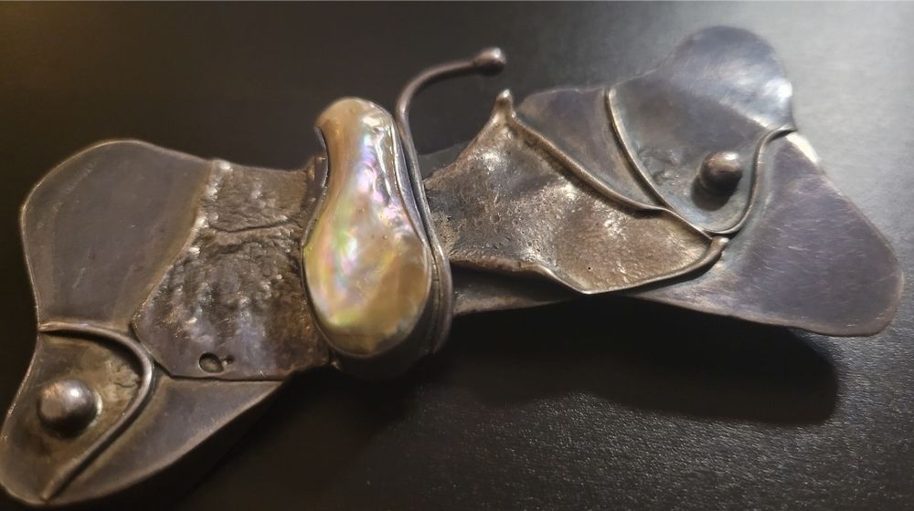 Piękna, duża autorska broszka srebrna z masą perłową