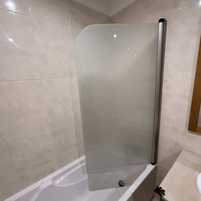 Resgardo banheira em vidro fosco| Perfil cromado 145x80