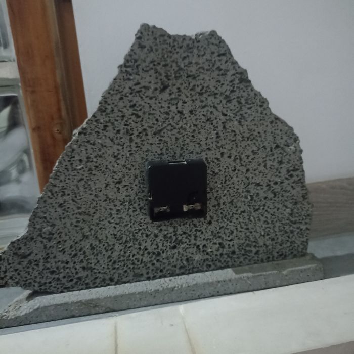 Relógio de mesa , rocha vulcânica, Açores.