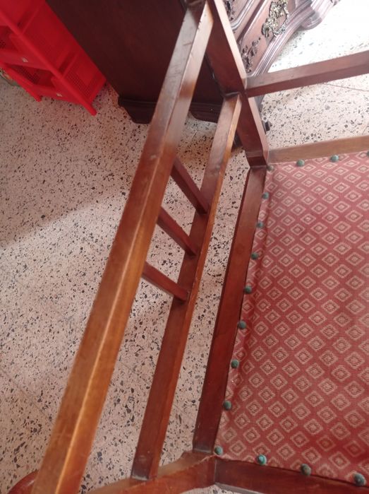 Conjunto de duas cadeiras muito antigas