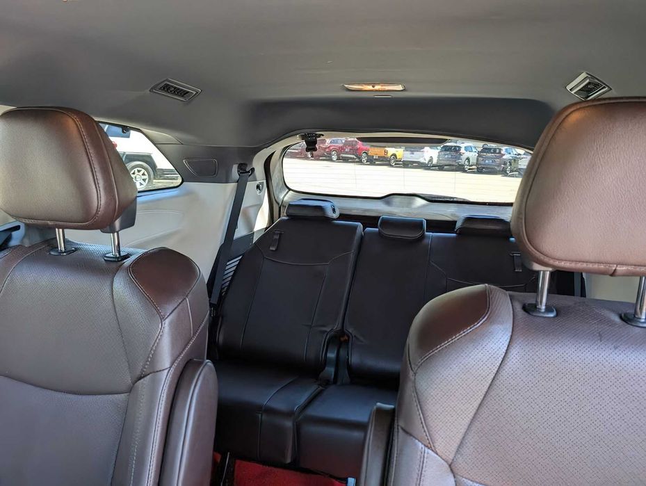 Toyota Sienna Platinum 7-Passenger      2023