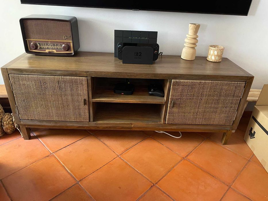 Móvel TV | Madeira escura | AREA | 150x40x56cm