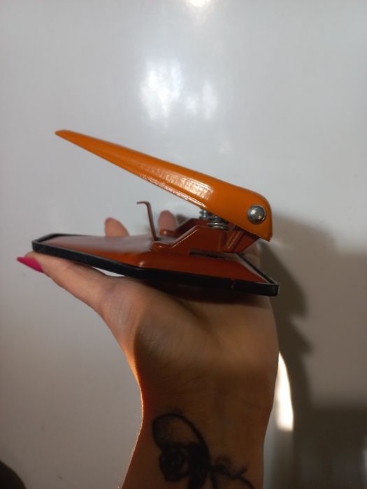 Дирокол для бумаг