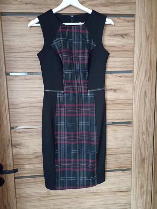 Elegancka czarna sukienka w kratę z rozporkiem z tyłu orsay